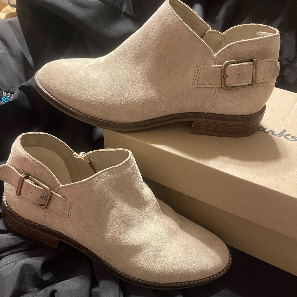 Clark’s Camzin Pull bootie in sand 9 wide